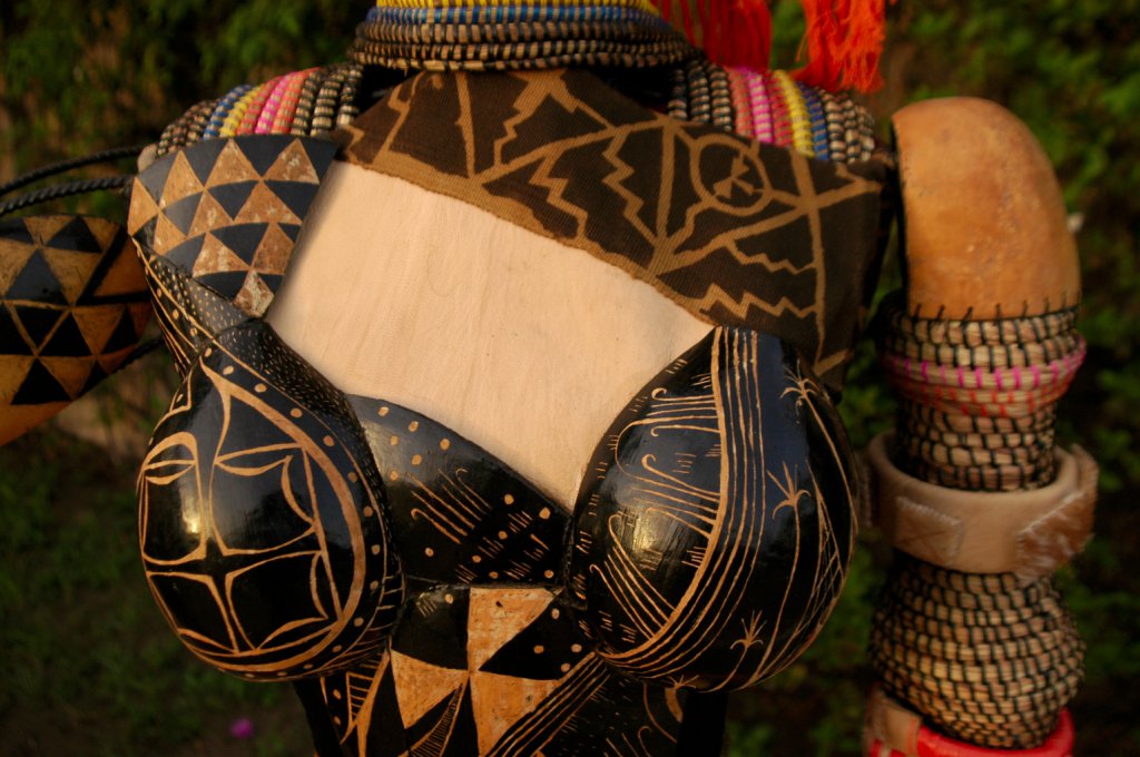 Sculpture représentative des ateliers 'Maam Samba'
Ndem, Sénégal
gravure calebasse, bogolan, cuir, vannerie